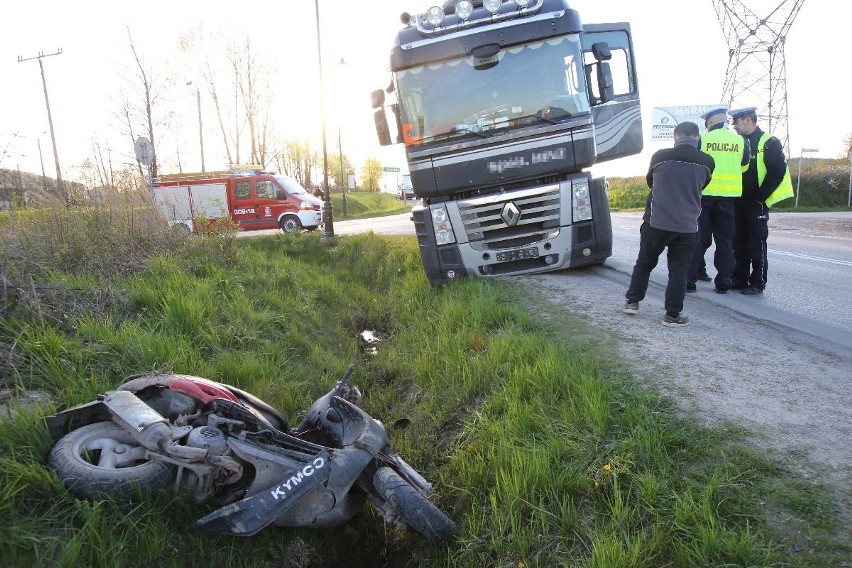 Wypadek w Chęcinach. Zderzyły się motorower i ciężarówka. Kierowca ciężko ranny