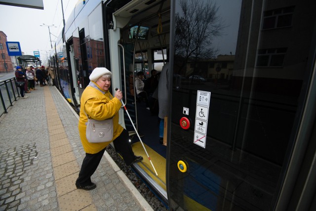 Pani Maria Łukaszewska z Torunia jest osobą niewidomą. W podróżowaniu po mieście bardzo pomaga jej tramwaj niskopodłogowy oraz głosowa informacja pasażerska wewnątrz pojazdu.