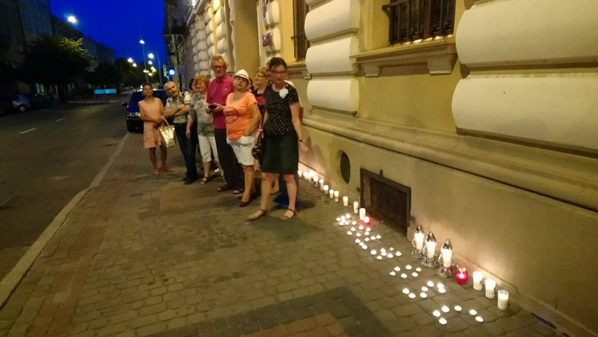 Mieszkańcy Przemyśla na znak protestu przeciwko zmianom PiS...
