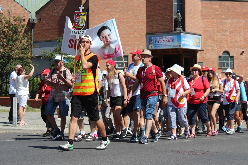 Chrzanów. Pielgrzymi w drodze na Jasną Górę. Przed nimi ostatnie 50 km  [ZDJĘCIA]