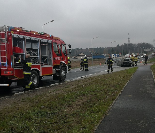 Do zdarzenia doszło w sobotę na drodze krajowej nr 94 w Korczowej koło Jarosławia. Spłonął samochód osobowy. Zdjęcia otrzymaliśmy od internauty na alarm@nowiny24.pl, dziękujemy!Zobacz też: Pożar osobowego audi na ul. Przekopanej w Przemyślu