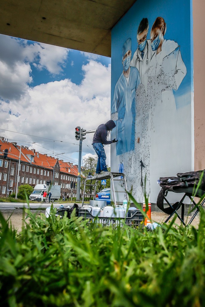 Gdańsk: Mural dla lekarzy. Autorem Marek Looney Rybowski [zdjęcia, wideo]