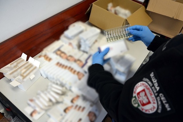 Mundurowi KAS natrafili na przesyłki pełne nielegalnych leków. Wśród substancji były hormony i sterydy. Wartość: ok. 40 tys zł.