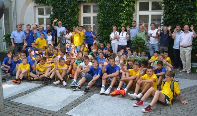 Młodzi piłkarze OKS Olesno we współpracy z SV Landau  West w Niemczech, w ramach współpracy transgranicznej uczestniczyli wspólnie IV  niemiecko-polskim obozie sportowym. Turniej został dofinansowany ze środków Polsko-Niemieckiej Współpracy Młodzieży.  W turnieju wzięło udział 49 młodych piłkarzy z roczników 1999-2002  z Polski (piłkarze wraz z rodzicami) oraz 30 Niemców.