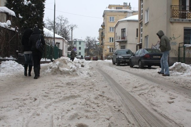 Śnieg z ulicy łączącej Równą i Żytnią jeszcze nie został sprzątnięty.