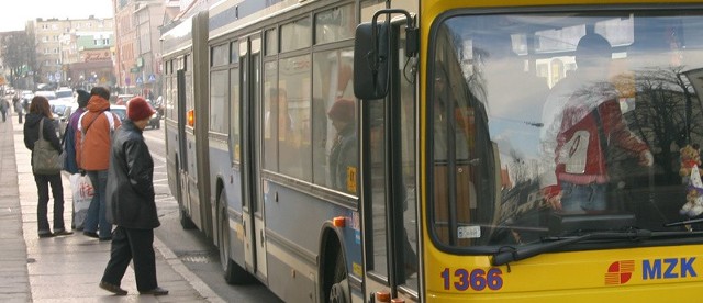 Słupszczanka, która porusza się o kulach jest zbulwersowana zachowaniem kontrolerów biletów w miejskich autobusach