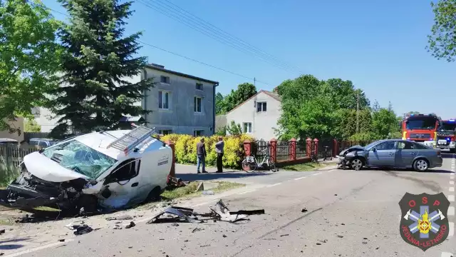 W Gzowicach w gminie Jedlnia - Letnisko doszło do zderzenia dwóch samochodów. Cztery osoby zostały odwiezione do szpitala.