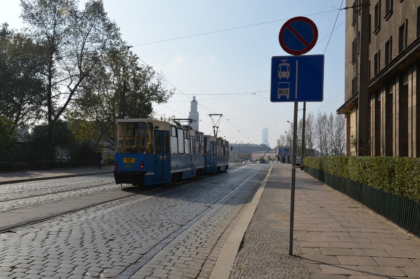 Pułapka na moście Pomorskim. ZDiUM: Blokady na kołach, bo tu parkować nie wolno