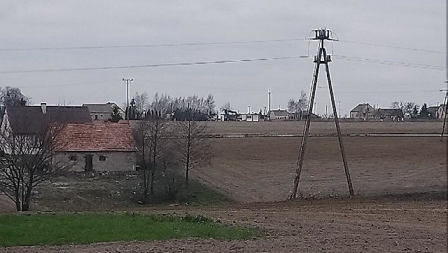 Nasz Czytelnik wskazuje, że na budowie drogi nikt nie pracuje. - Postawili jedną koparkę i dwa samochody osobowe oznaczone logo firmy na takiej inwestycji! To żart - mówi