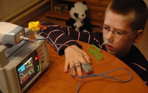 Kardiomonitor, najnowszy nabytek hospicjum dla dzieci, bada Marcinowi m.in. ciśnienie, tętno, liczy też liczbę oddechów na minutę.