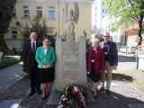 Ambasadorka Węgier złożyła kwiaty pod pomnikiem polskich krwiodawców