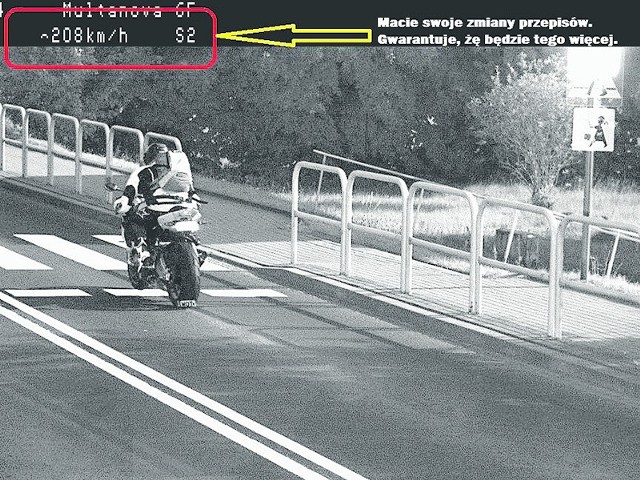 Zdjęcie z fotoradaru z ulicy Dworcowej w Białym Borze z 8 sierpnia: motocyklista - z odgiętą tablicą rejestracyjną, aby uniknąć identyfikacji - mknie przez przejście dla pieszych 208 km/h. Obok emocjonalny dopisek komendanta SM