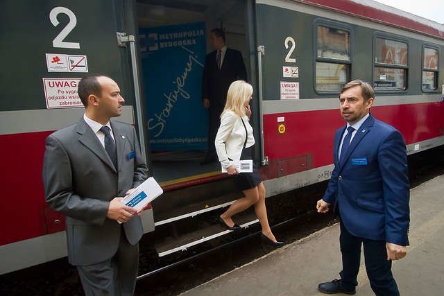 Piotr Cyprys z Metropolii Bydgoskiej zaprosił dziennikarzy na konferencję prasową do... pociągu