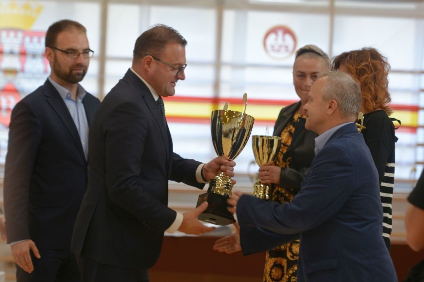 Laureaci odebrali nagrody z rąk prezydenta Radosława...