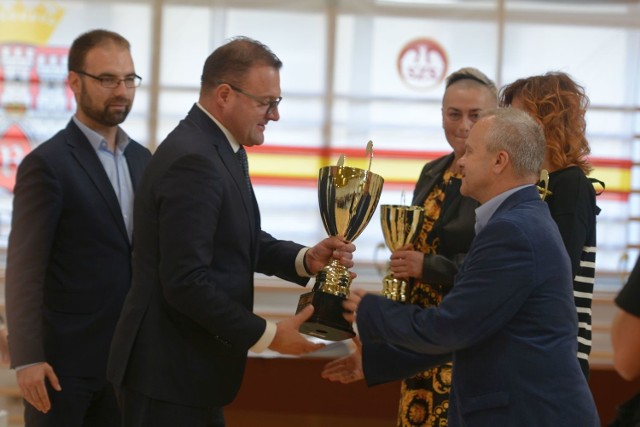 Laureaci odebrali nagrody z rąk prezydenta Radosława Witkowskiego oraz dyrektora kancelarii prezydenta, Mateusza Tyczńskiego.