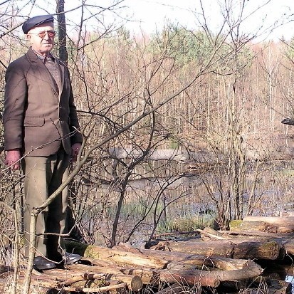 Jan Lemańczyk dalej już po kładce nie idzie. Boi się, że ona się zarwie.