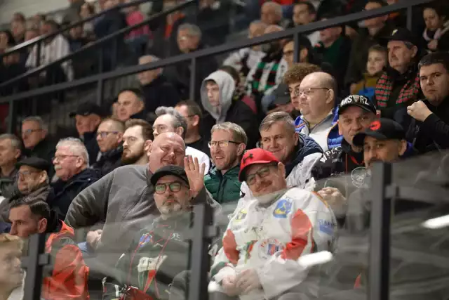 Na meczu GKS Tychy z Comarch Cracovią byli na Stadionie Zimowym kibice obu drużyn  Zobacz kolejne zdjęcia. Przesuwaj zdjęcia w prawo - naciśnij strzałkę lub przycisk NASTĘPNE