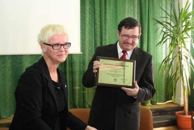 Akredytację na kolejne trzy lata dyrektorowi szpitala wojewódzkiego Janowi Gieradze wręczyła dyrektor Centrum Monitorowania Jakości w Ochronie Zdrowia Barbara Kutryba.