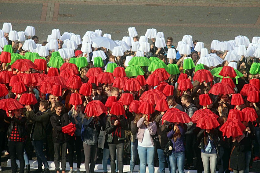 Licealiści Lublinowi. 700 uczniów ułożyło z parasolek flagę miasta 