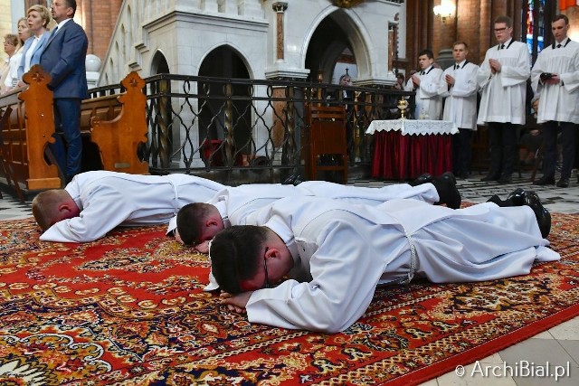 Nowo wyświeceni diakoni to Piotr Dzierzgowski z parafii pw. św. Wojciecha w Białymstoku, Rafał Jatel z parafii katedralnej w Białymstoku oraz Paweł Żukiewicz z parafii pw. Jezusa Miłosiernego w Czarnej Białostockiej.