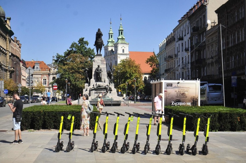 Kraków. Chcą wprowadzenia zakazu jazdy na hulajnogach elektrycznych na Plantach i w parkach