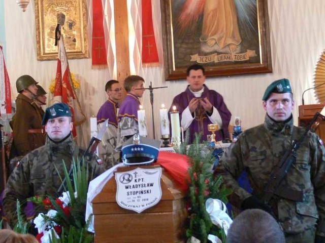 Przy trumnie zmarłego obrońcy Westerplatte honorową wartę pełnili żołnierze. 