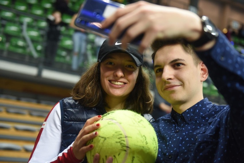 Iga Świątek (tu przed meczem FedCup w Zielonej Górze) zagra...