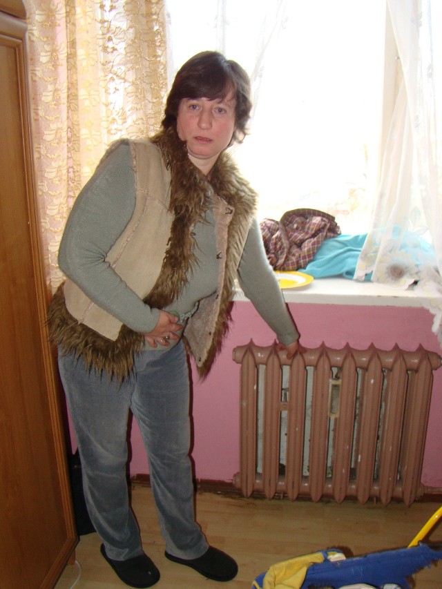 Małgorzata Filipowska skarży się na zimne grzejniki i niską temperaturę w mieszkaniu. Bolerko z futrem to jej strój domowy