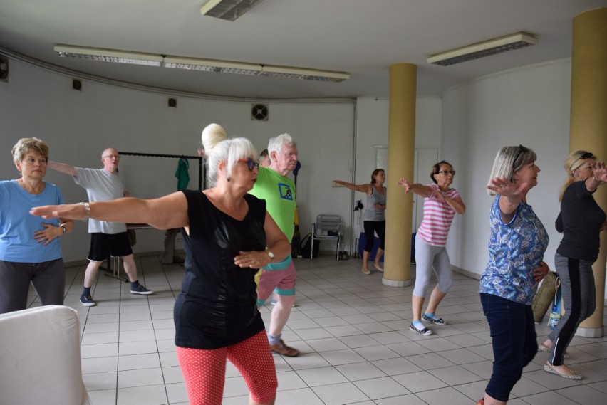 Gimnastyka dla seniorów w Parku Śląskim. Róża Domeradzka wie, jak zachęcić seniorów do ruchu