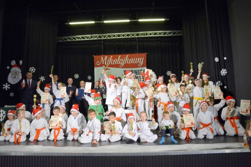 VI Mikołajkowy Turniej Karate w Sandomierskim Centrum Kultury. Był  sportowy pokaz i moc prezentów od Świętego Mikołaja