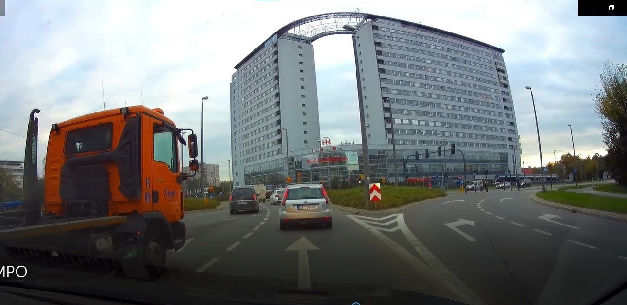 Kraków. Pojazd MPO łamie jeden z najważniejszych przepisów ruchu drogowego  [FILM] | Gazeta Krakowska