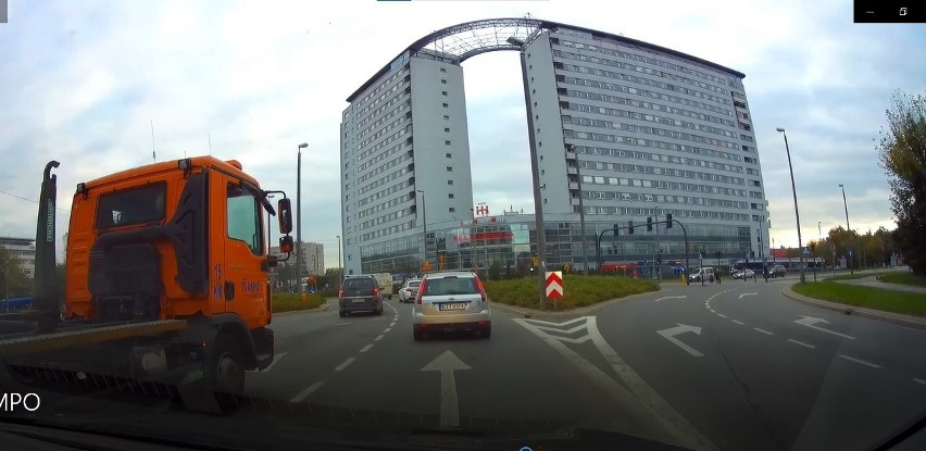 Kraków. Pojazd MPO łamie jeden z najważniejszych przepisów ruchu drogowego [FILM]