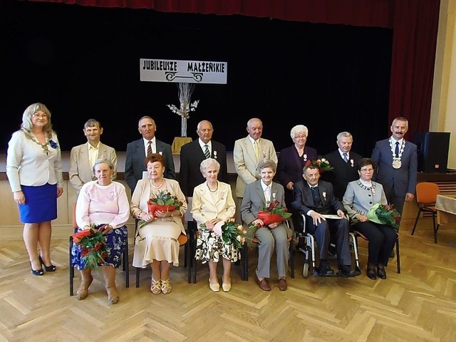 Pary z 50-letnim stażem małżeńskim również ustawiły się do  pamiątkowej fotografii.