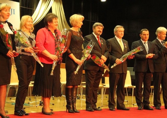 Oto pedagodzy uhonorowani Złotym Krzyżem Zasługi. Z lewej Grzegorz Bień, świętokrzyski wicekurator oświaty, obok niego Grzegorz Dziubek, wicewojewoda świętokrzyski.