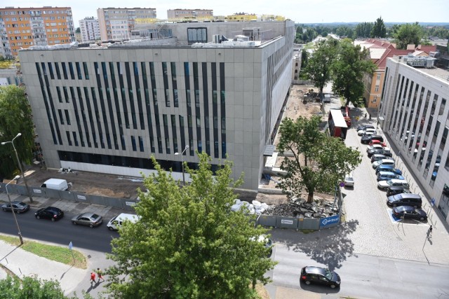 Tak prezentuje się gmach nowego Sądu Rejonowego w Toruniu. Mimo pandemii, prace na budowie idą pełną parą. To jedna z kilku dużych inwestycji, z jakimi obecnie mamy w mieście do czynienia. Co się dzieje z pozostałymi? Zobaczcie kolejne zdjęcia.CZYTAJ DALEJ >>>>>