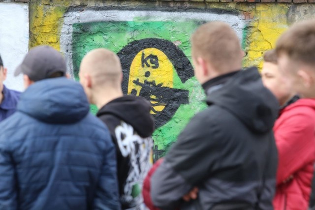 12.03.2020 r. Kibice GKS Katowice w czasie akcji usuwania wulgarnych napisów i graffiti w Dąbrówce Małej.