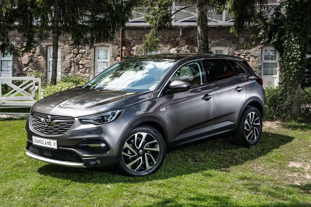 Opel Grandland X Opel Grandland X to mocny zawodnik w dynamicznie rozwijającym się segmencie pojazdów sportowo-użytkowych Opel Grandland X zadebiutuje podczas Międzynarodowego Salonu Motoryzacyjnego IAA we Frankfurcie, a od października będzie dostępny w salonach dealerskich w Polsce. Fot. Opel