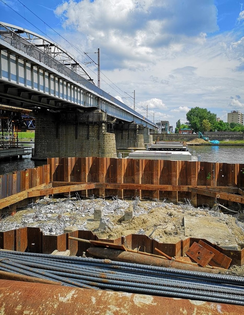 Kraków. Nowy most kolejowy na Wiśle rośnie w oczach [ZDJĘCIA]