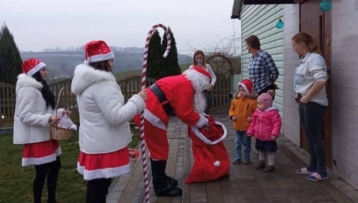 Skalbmierski Mikołaj miał bardzo ciężki worek z prezentami. Było w nim 450 paczek. Wszystkie trafiły do dzieci z terenu gminy [DUŻO ZDJĘĆ]