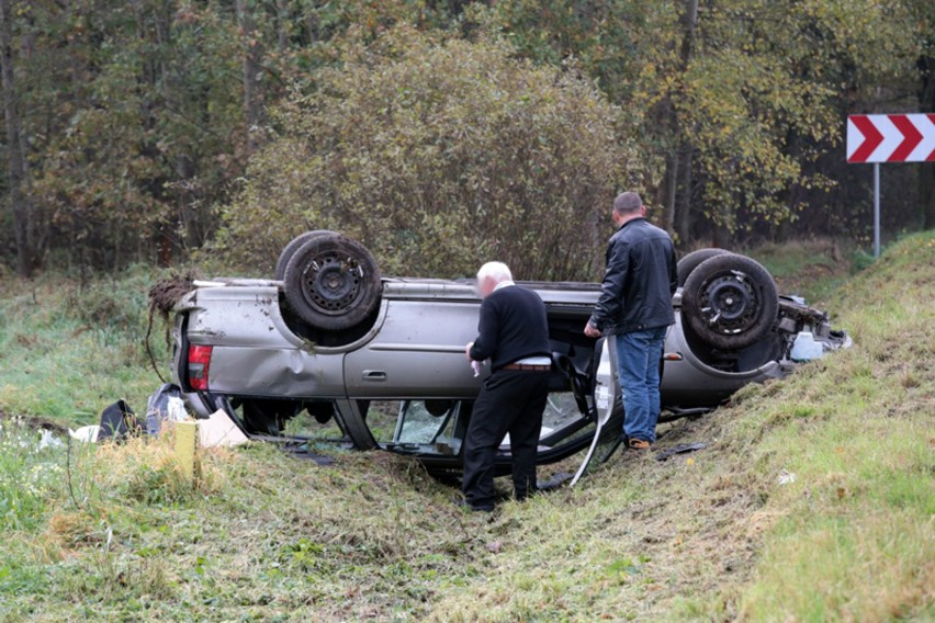 Opel vectra wypadł z drogi i dachował na poboczu.