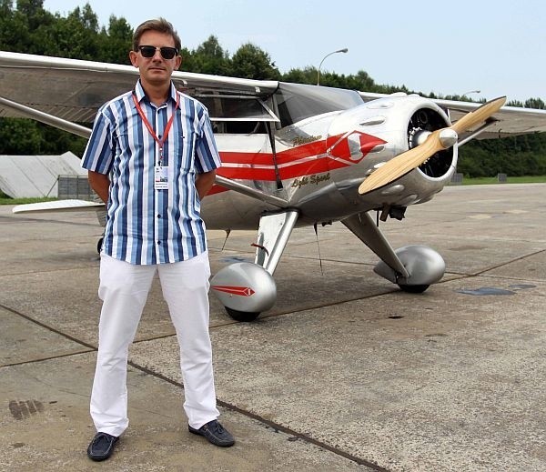 Marek Osiński, szef radomskiej firmy Solaris Group Aviation & Wind. W tle luscombe phantom II &#8211; taki samolot ma być produkowany w Radomiu.