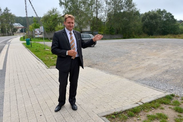 Burmistrz Bodzentyna Dariusz Skiba pokazuje jedno z miejsc w którym można parkować za darmo i to przed samym klasztorem. Niebawem będzie tu parking z prawdziwego zdarzenia.