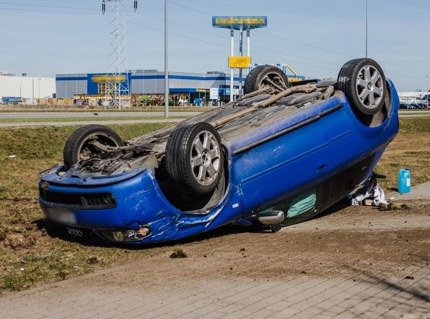 Ełk. Dachowanie audi na obwodnicy. Winny kierowca dacii (zdjęcia)