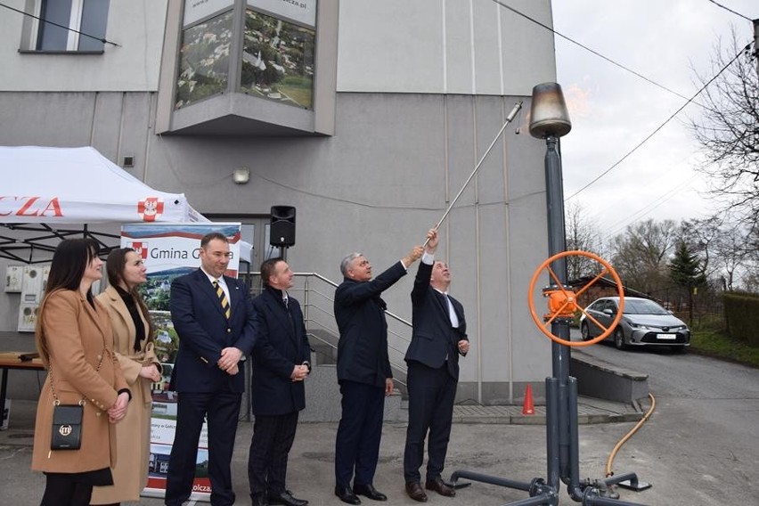 Ceremonię oddania sieci zakończono zapaleniem znicza i...