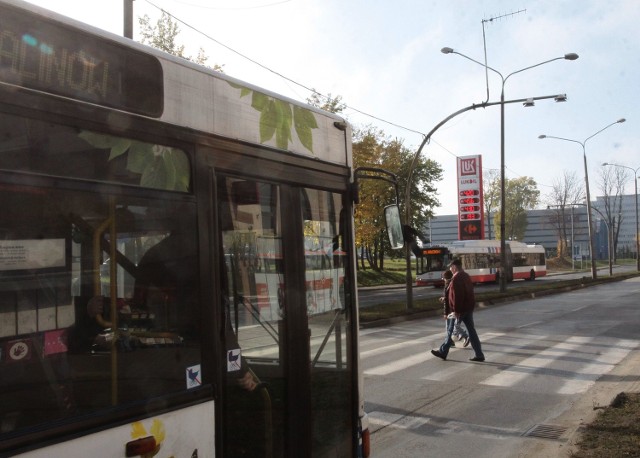 Stare wysięgniki z urządzeniami nieczynnego systemu kontroli punktualności autobusów stoją jeszcze przy ulicy Poniatowskiego.