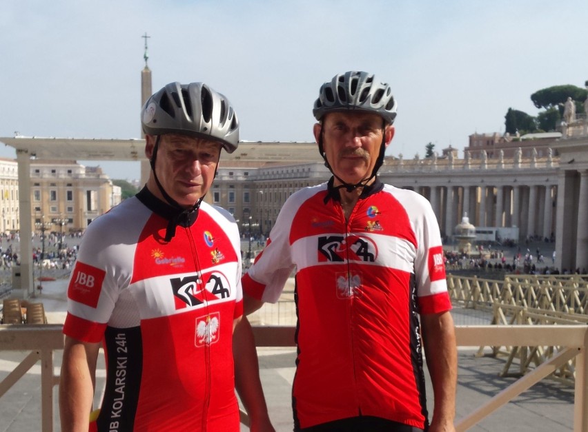 Dojechali na rowerach z Ostrołęki do Watykanu [ZDJĘCIA]