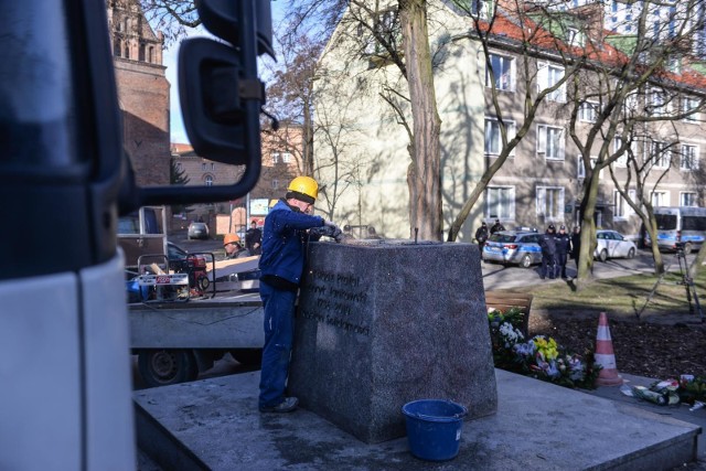 Usuwanie pomnika księdza Jankowskiego.