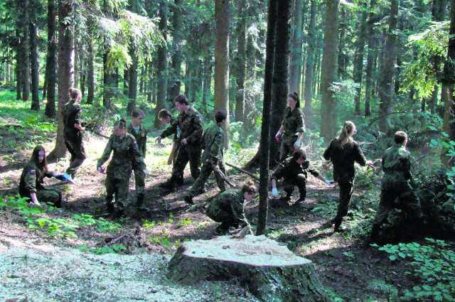 Teren porządkują uczniowie klasy wojskowej z ZSiPO w Kalwarii