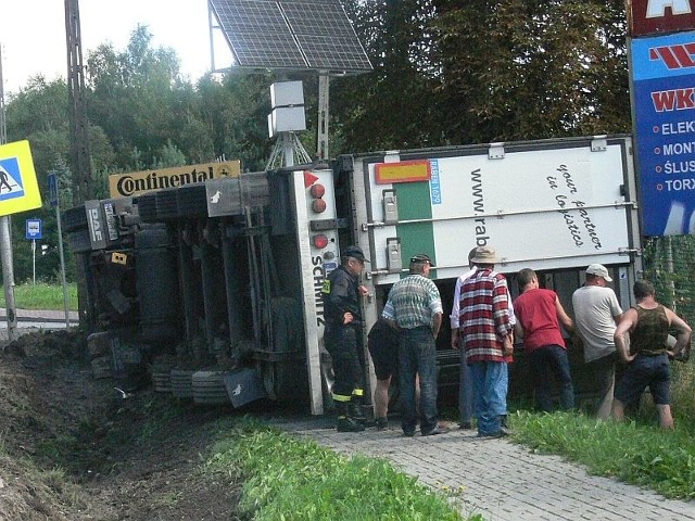 We wtorek nad ranem w Skarżysku ciężarówka wypadła z drogi u przewróciła się. Kierowca tłumaczył, że &#8222;złapał pobocze&#8221;.