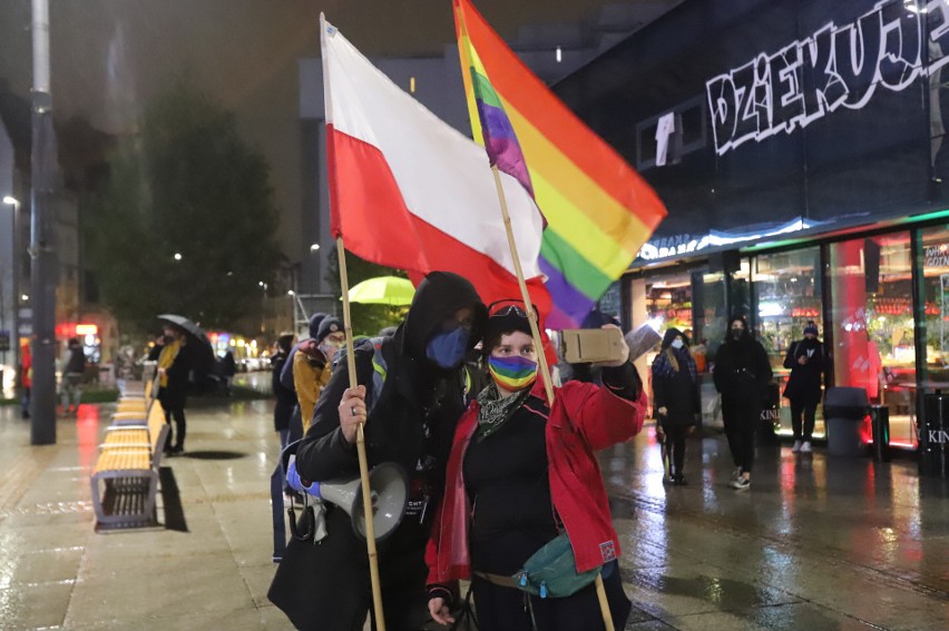 Protest kobiet w Katowicach: na czele kilkudziesięciu...